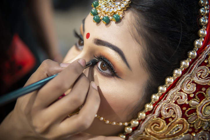 Femme indienne mettant du kajal sur ses yeux