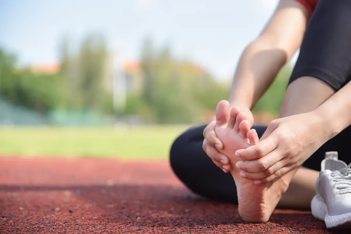 comment soulager une douleur sur le dessus du pied
